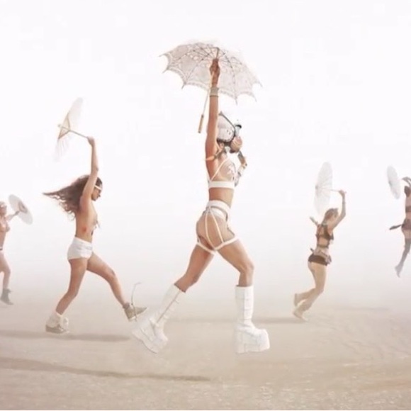 Meet your Posher, Lisa - Picture 2 of 16